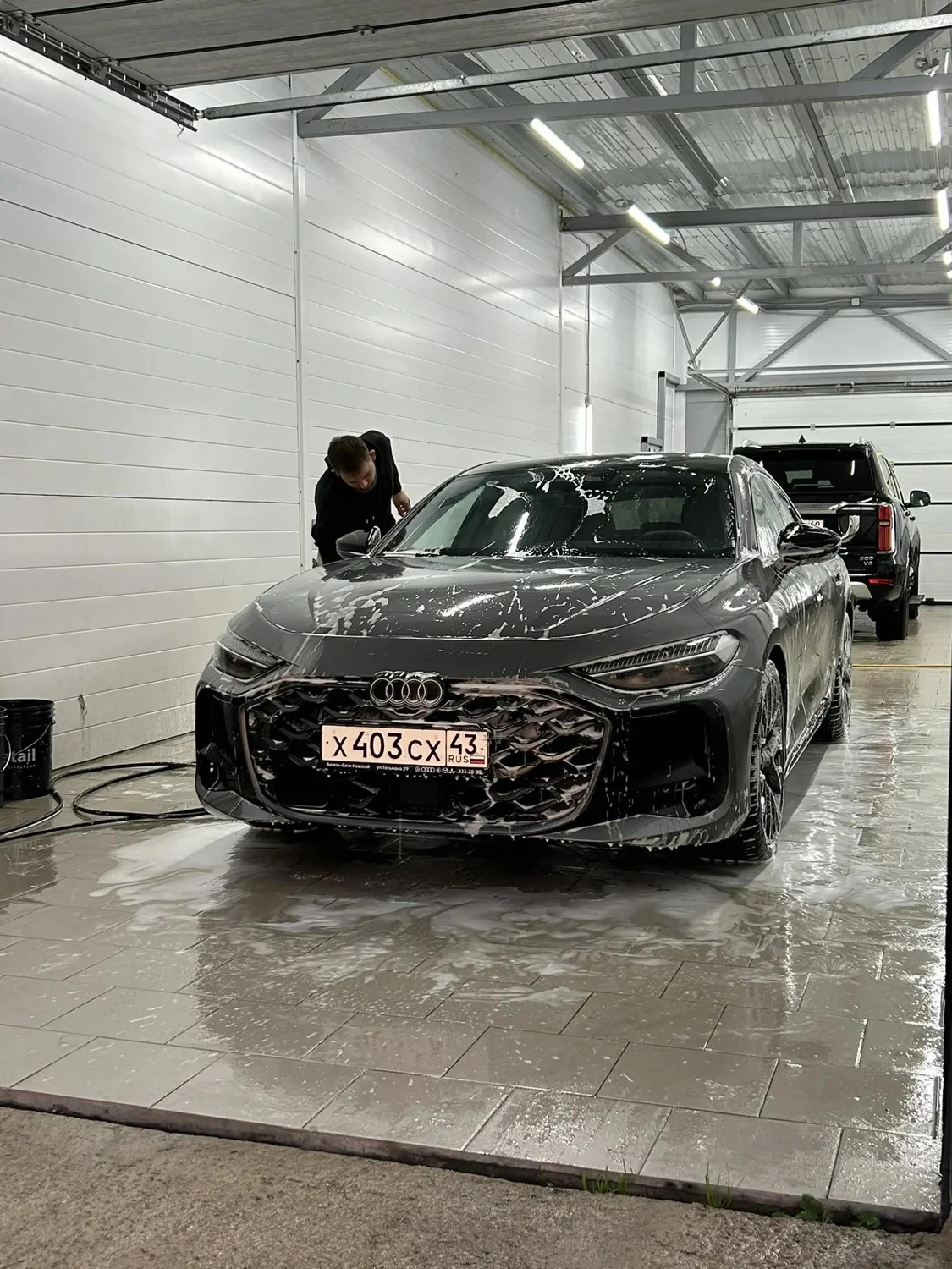 Автомобиль в рабочем боксе студии Стиль